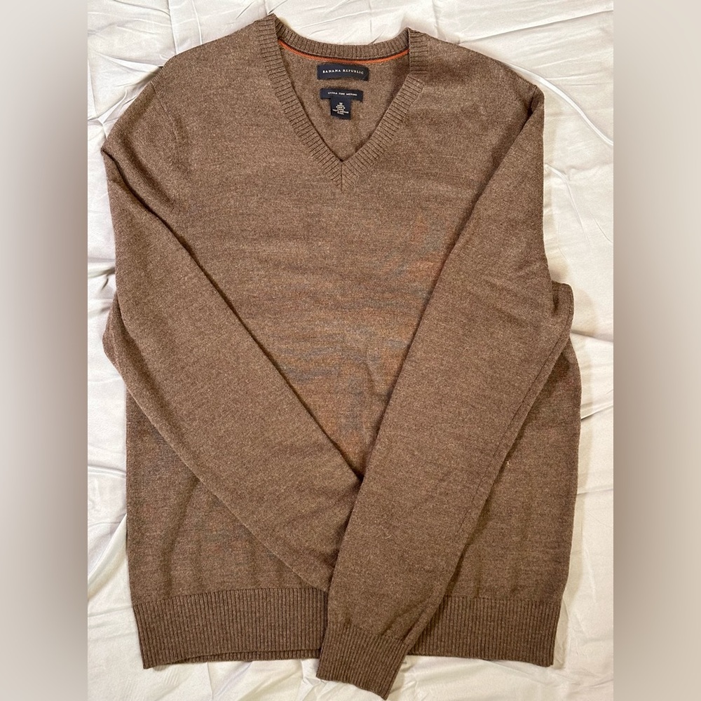Banana Republic women’s v neck sweater, 100% merino wool, size M